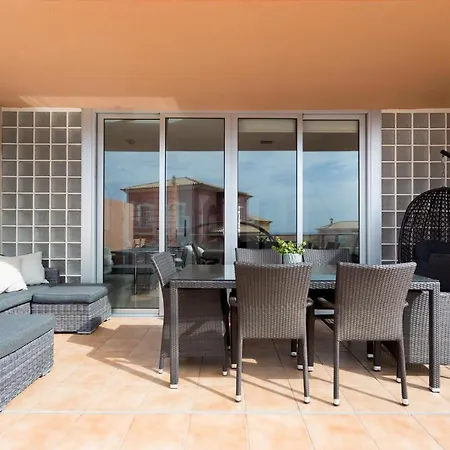 Vakantiehuis Modern House With Private Swimming Pool